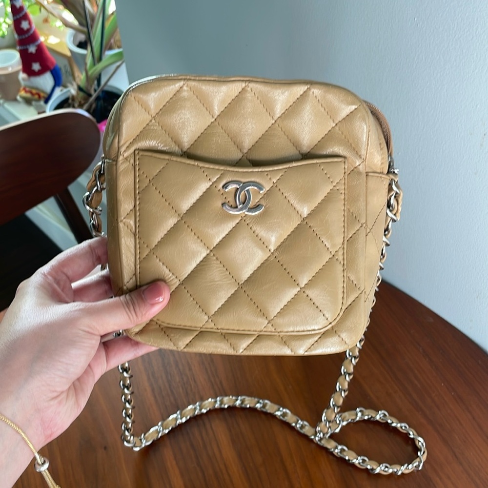 VINTAGE- CHANEL Lambskin Camera Bag - Picture 2 of 13